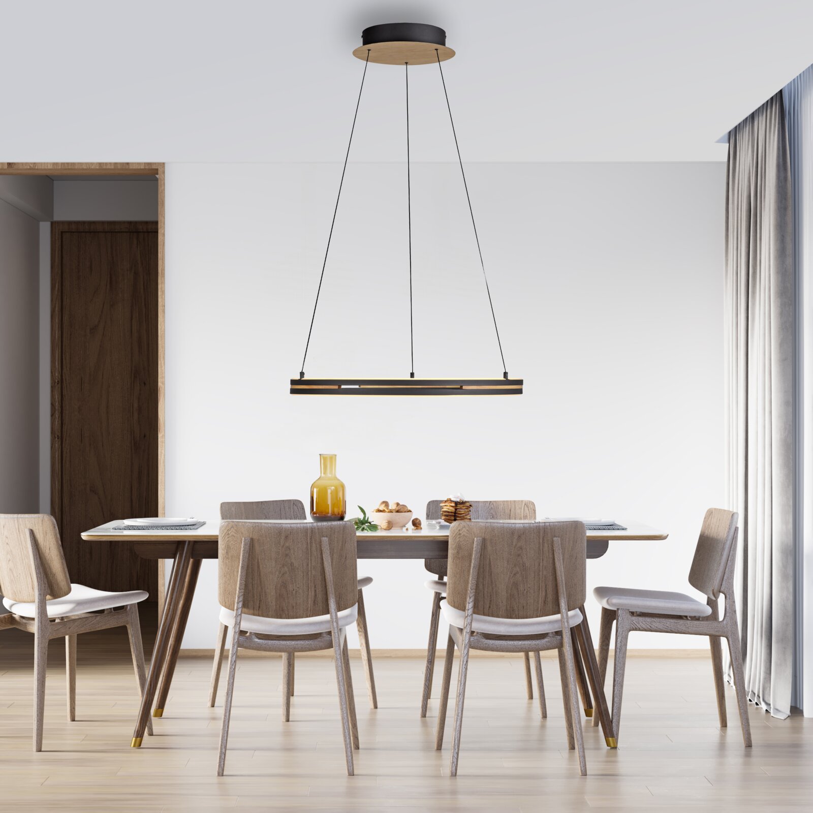Paul Neuhaus LED-Hängeleuchte SVEJA Moderne, längliche LED-Pendelleuchte in Schwarz mit warmgoldenem Lichtband und runder Deckenrosette in Holzoptik, an drei Seilen über einem Esstisch im hellen Esszimmer – Frontansicht auf Augenhöhe.