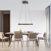 Moderne, längliche LED-Pendelleuchte in Schwarz mit warmgoldenem Lichtband und runder Deckenrosette in Holzoptik, an drei Seilen über einem Esstisch im hellen Esszimmer – Frontansicht auf Augenhöhe.