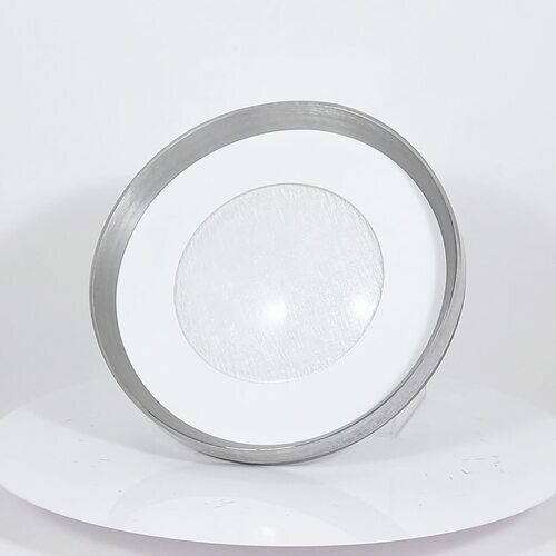 Runde LED-Deckenleuchte in Silber und Weiß, frontal fotografiert