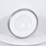 Ronde led-plafondlamp in zilver en wit, van voren gefotografeerd