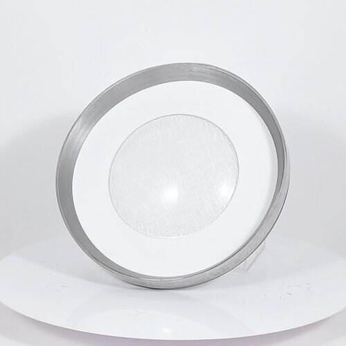 Ronde led-plafondlamp in zilver en wit, van voren gefotografeerd