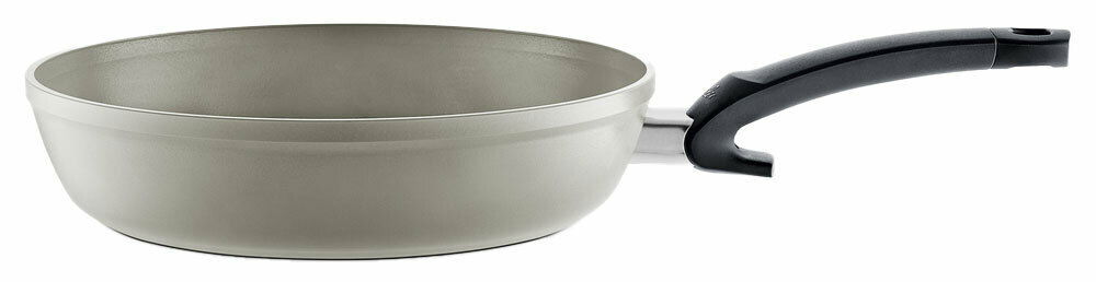 Fissler Pfanne 28cm CERATAL COMFORT Seitliche Ansicht einer grauen Pfanne Ceratal Comfort 28cm mit schwarzem Griff.