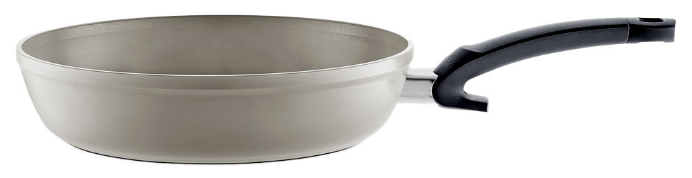 Fissler Pfanne 28cm CERATAL COMFORT Seitliche Ansicht einer grauen Pfanne Ceratal Comfort 28cm mit schwarzem Griff.