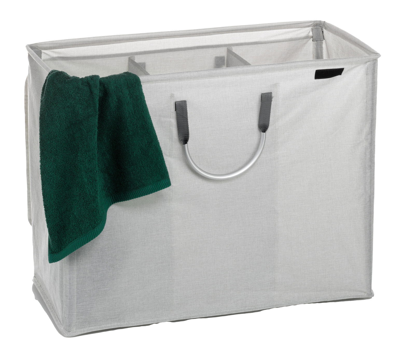 Wäschesortierer aus grauem Stoff mit zwei Fächern und einem Handtuch über der Seite, seitliche Perspektive