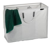 Wäschesortierer aus grauem Stoff mit zwei Fächern und einem Handtuch über der Seite, seitliche Perspektive