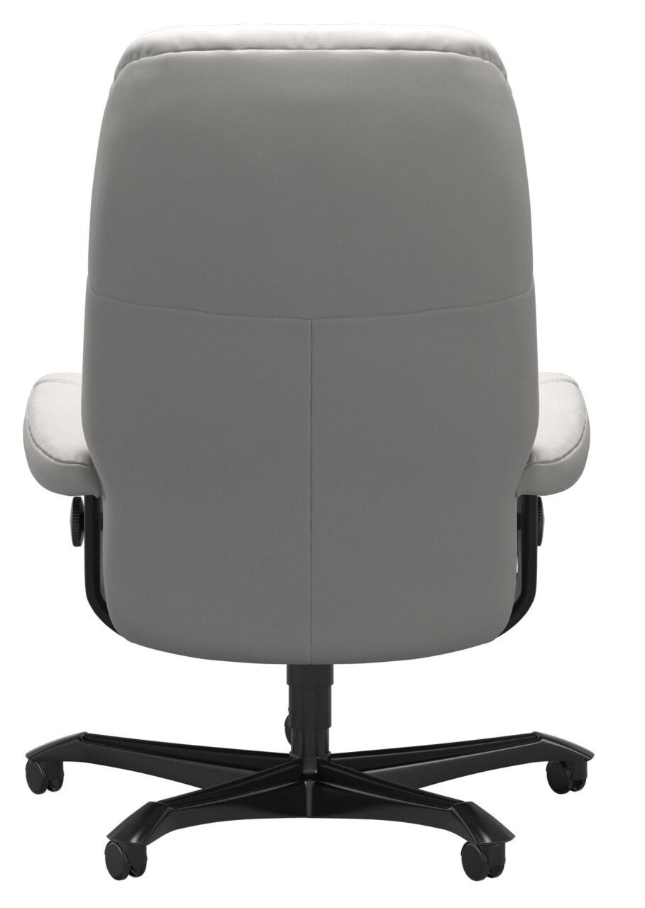 Rückansicht eines grauen Chefsessels mit schwarzem Fußkreuz und Rollen
