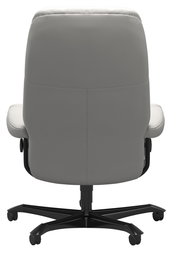 Rückansicht eines grauen Chefsessels mit schwarzem Fußkreuz und Rollen