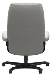 Rückansicht eines grauen Chefsessels mit schwarzem Fußkreuz und Rollen