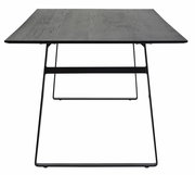 Moderner Esstisch mit schwarzer Holzoberfläche und schlankem Metallgestell, frontal betrachtet.