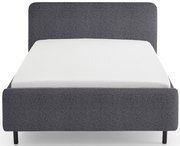 Graues Polsterbett in Frontalansicht mit schlichtem Design und schwarzem Gestell.