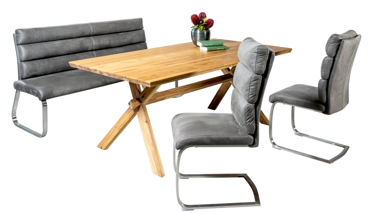Eethoek met cantilever-stoelen en een bank in grijze stof, gecombineerd met een houten tafel, zijaanzicht