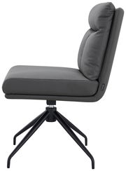 Seitenansicht eines grauen Stuhls mit gepolsterter Sitzfläche und Rückenlehne, auf einem schwarzen Metallgestell.