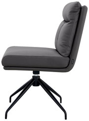 Seitenansicht eines grauen Stuhls mit gepolsterter Sitzfläche und Rückenlehne, auf einem schwarzen Metallgestell.