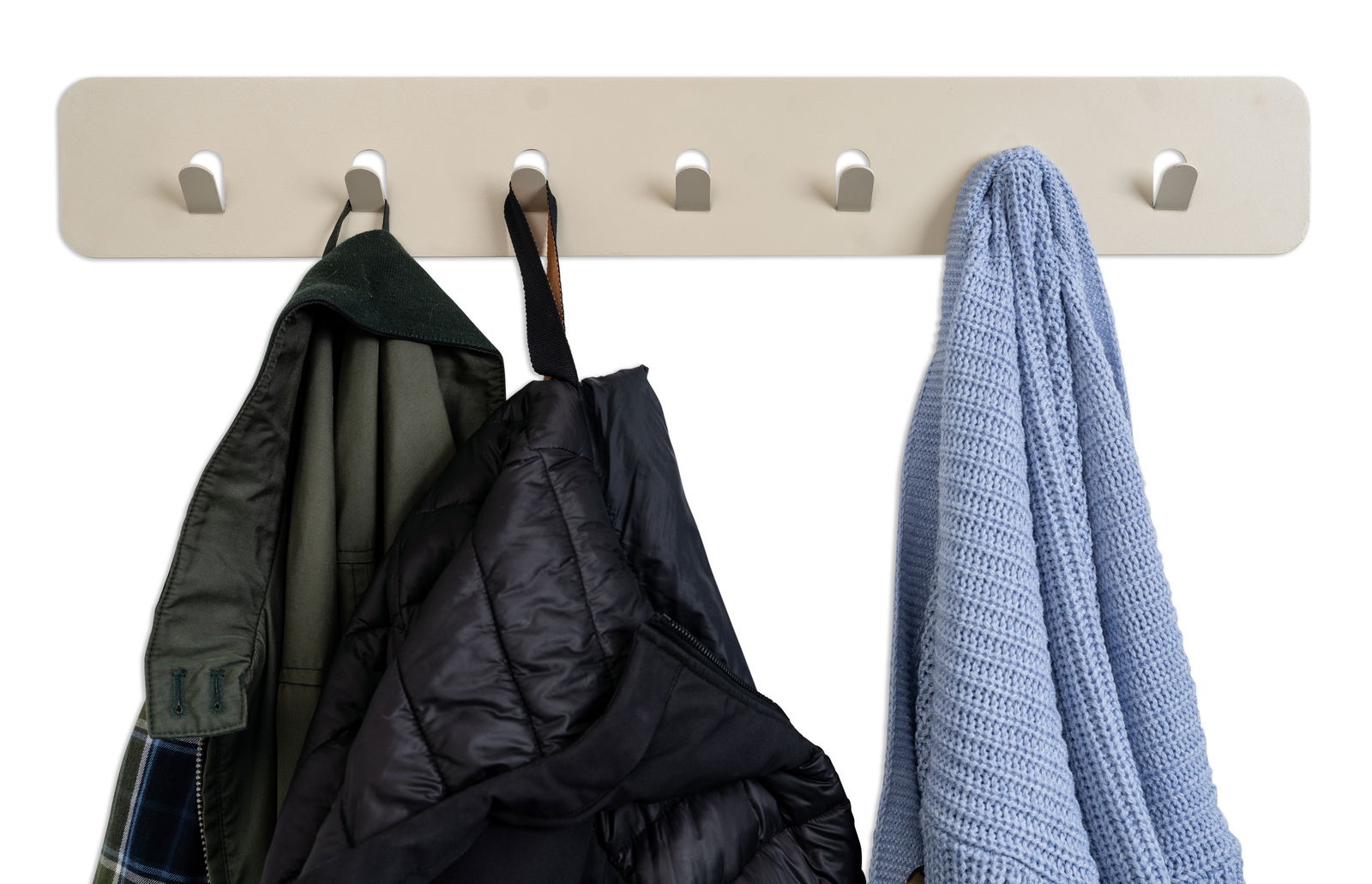 Garderobenleiste mit fünf Haken, an denen verschiedene Kleidungsstücke hängen, aus frontaler Perspektive.