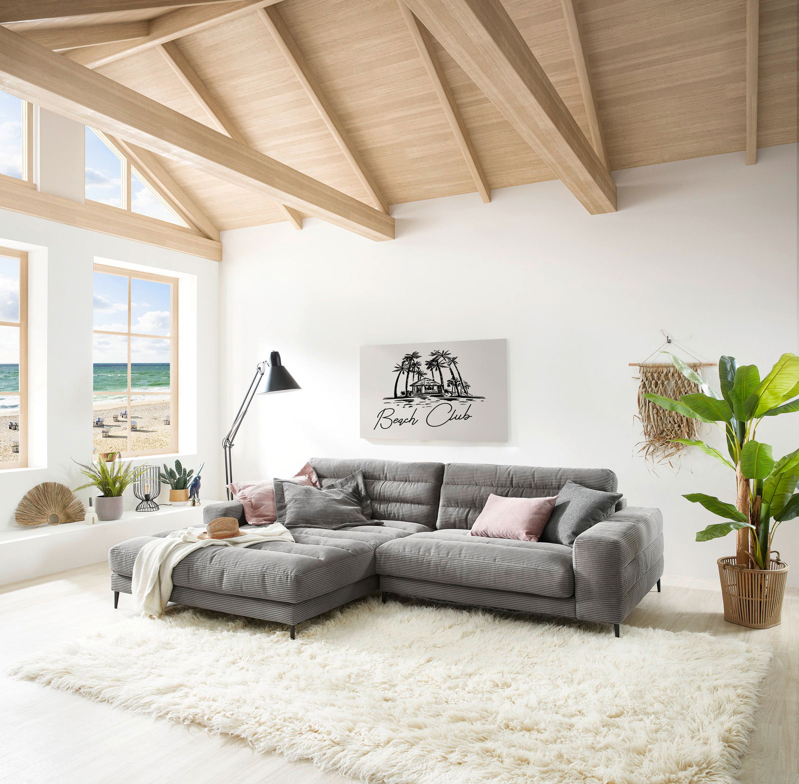 Dieter Knoll Longchairkombination BADIA Graue Longchairkombination in einem hellen Wohnzimmer mit großen Fenstern und Blick auf den Strand, aus der Perspektive von vorne links.