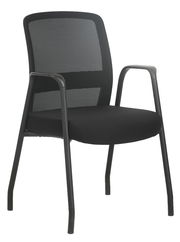 Schwarzer Besucherstuhl mit Netzrückenlehne und Armlehnen, seitliche Perspektive