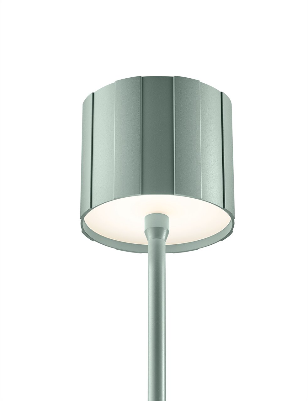 Musterring Akku-Stehleuchte MARISA Moderne Akku-Stehleuchte mit zylindrischem Lampenschirm aus Metall, seitliche Perspektive