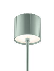 Moderne Akku-Stehleuchte mit zylindrischem Lampenschirm aus Metall, seitliche Perspektive