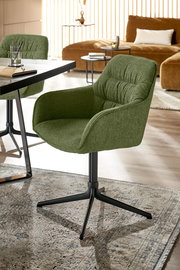 Grüner Armlehnstuhl mit schwarzem Metallgestell, seitliche Perspektive