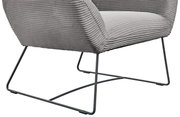 Grauer Sessel mit geripptem Stoffbezug und filigranem Metallgestell, seitliche Perspektive