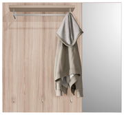 Garderobenpaneel aus Holz mit Kleiderstange und Haken, frontal betrachtet, mit einem aufgehängten grauen Kapuzenpullover.