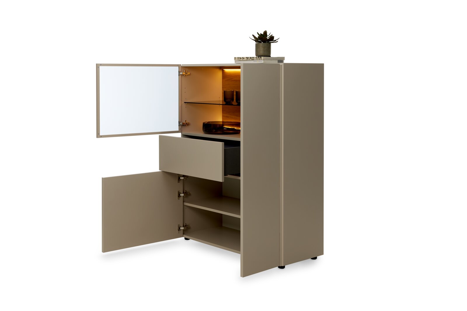 Moderner taupefarbener Hochschrank mit geöffneten Türen, ausgezogener Schublade, Glasboden und warm beleuchtetem Innenfach, aus schräger Vorderansicht