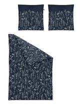 Bettwäsche-Set mit floralem Muster in Dunkelblau, bestehend aus einem Bettbezug und zwei Kissenbezügen, aus der Vogelperspektive.