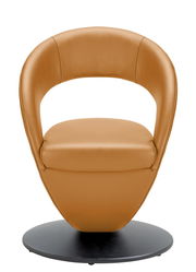 Moderner, brauner Ledersessel mit runder Rückenlehne und schwarzem Sockel, Frontalansicht.