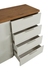 Kommode mit vier geöffneten Schubladen, weiße Fronten und Holzoberfläche, seitliche Perspektive