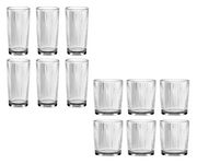 Set aus zwölf gerippten Gläsern, sechs hohe und sechs niedrige, auf weißem Hintergrund, seitliche Perspektive.