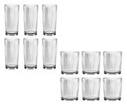 Set aus zwölf gerippten Gläsern, sechs hohe und sechs niedrige, auf weißem Hintergrund, seitliche Perspektive.