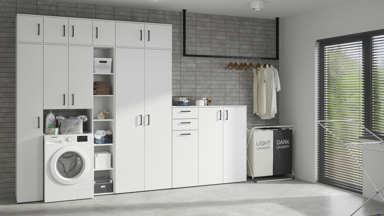 Carryhome Aufsatzschrank MULTISTAURAUM Moderne Waschküche mit weißen Mehrzweckschränken und Kommoden, Waschmaschine integriert, seitliche Perspektive.