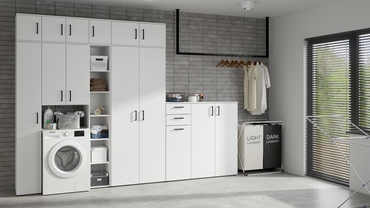 Carryhome Mehrzweckschrank MULTISTAURAUM Moderne Waschküche mit weißen Mehrzweckschränken und Kommoden, Waschmaschine integriert, seitliche Perspektive.
