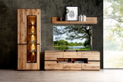 Woonkamermeubelset van massief hout met hoge vitrinekast met verlichte glazen deur, laag tv-dressoir en wandplank boven de tv, gefotografeerd in frontaal aanzicht.