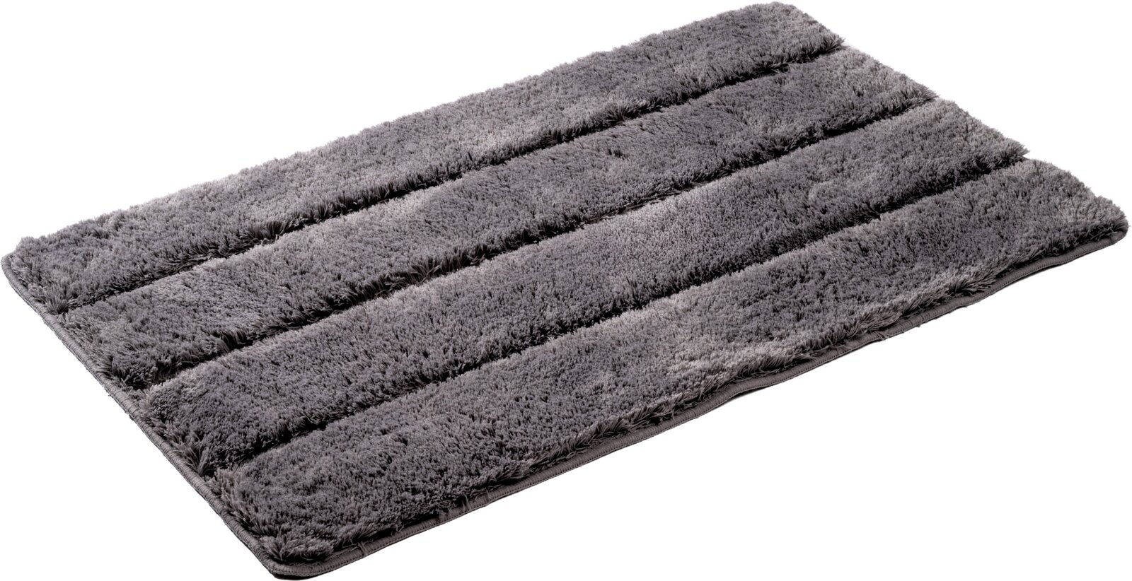 Graue, flauschige Badematte mit Streifenstruktur, freigestellt auf weißem Hintergrund, in schräger Draufsicht.