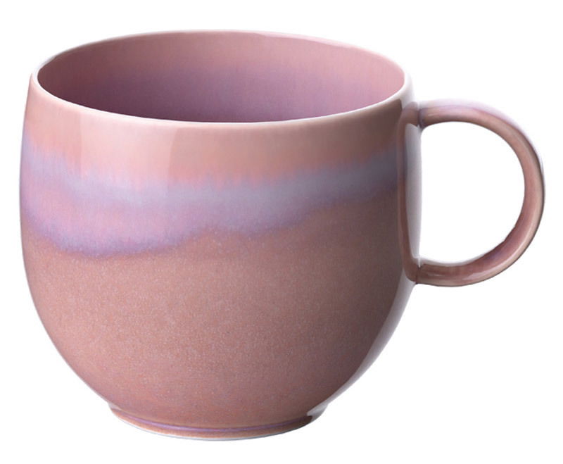 Keramikbecher mit Henkel in Rosa- und Lilatönen, seitliche Perspektive