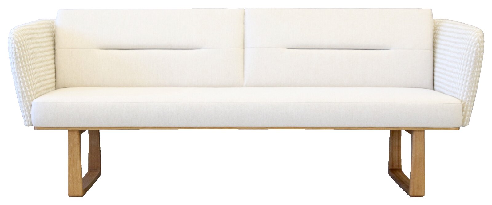 Vooraanzicht van een moderne driezitsbank met crèmekleurige bekleding, gevlochten armleuningen en een naturel houten onderstel