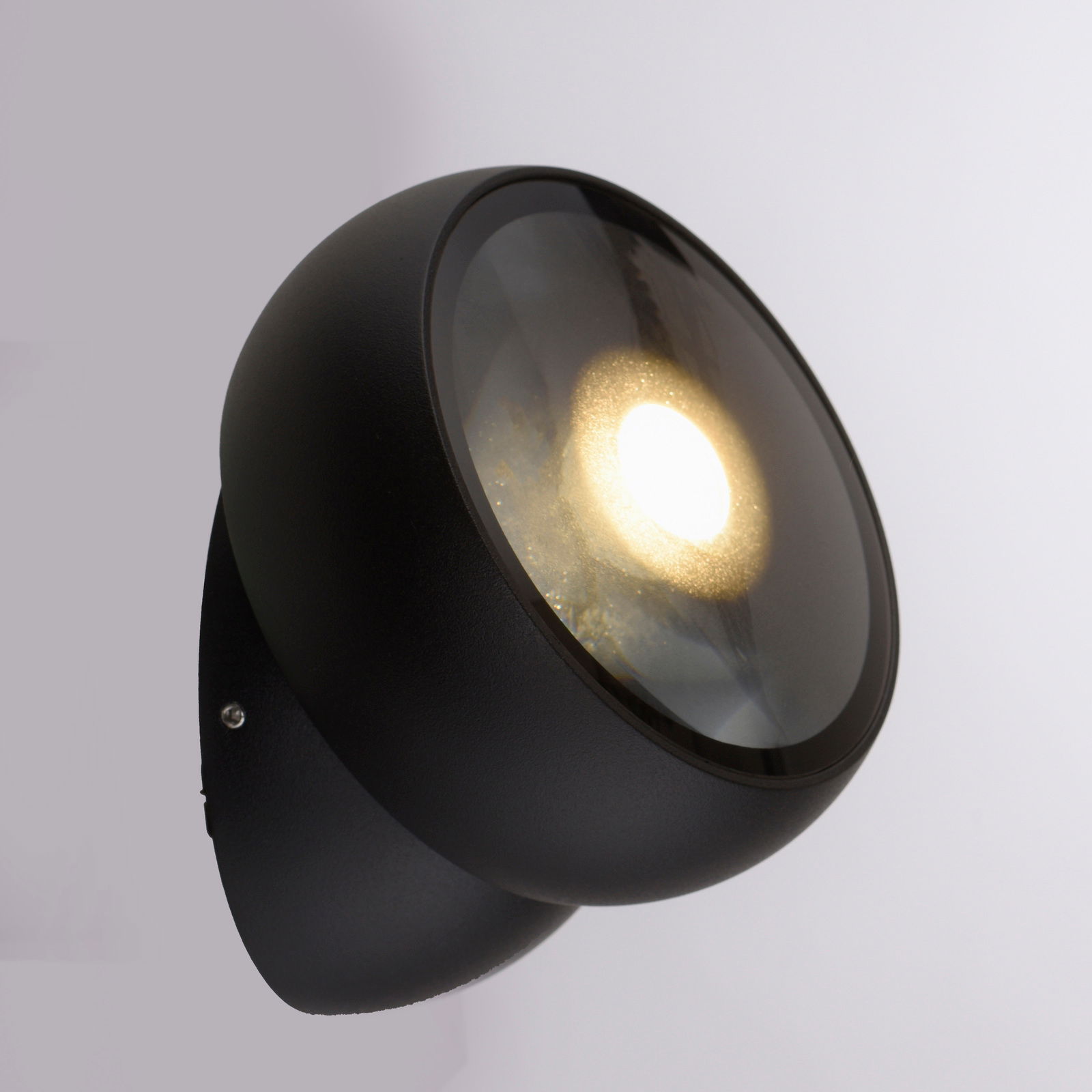 Moderne LED-Deckenleuchte in schwarzem Gehäuse, seitliche Perspektive