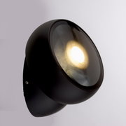 Moderne led-plafondlamp in een zwarte behuizing, zijaanzicht