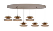 Moderne hanglamp met zes amberkleurige glazen kappen aan een grote ovale plafondplaat, gezien van voren en licht van onderen.