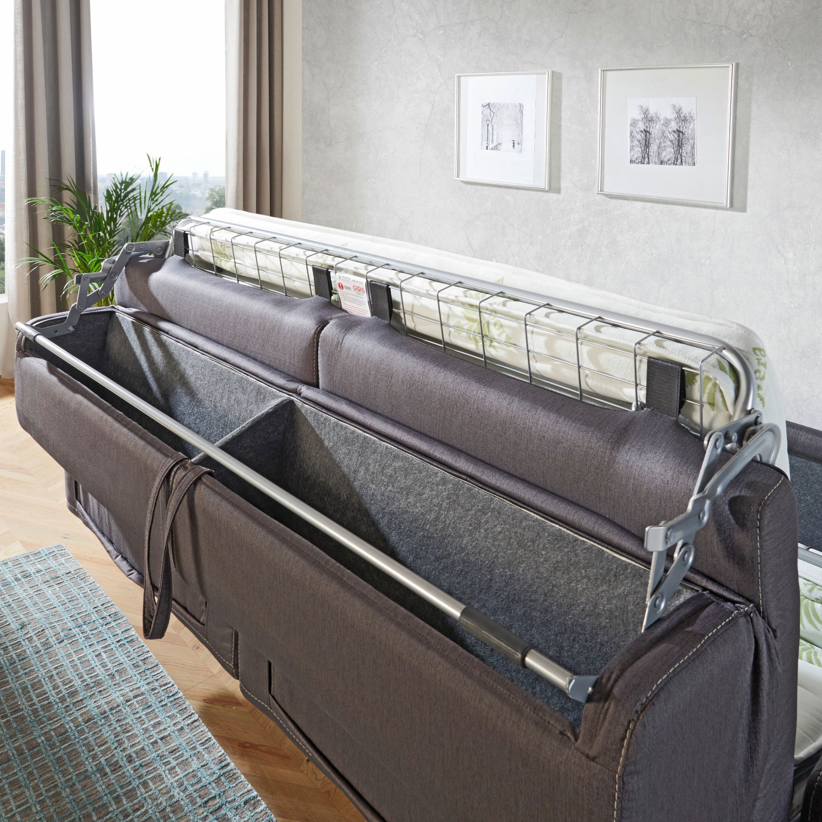 Funktionssofa mit geöffneter Stauraumfunktion, seitliche Perspektive