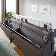 Funktionssofa mit geöffneter Stauraumfunktion, seitliche Perspektive