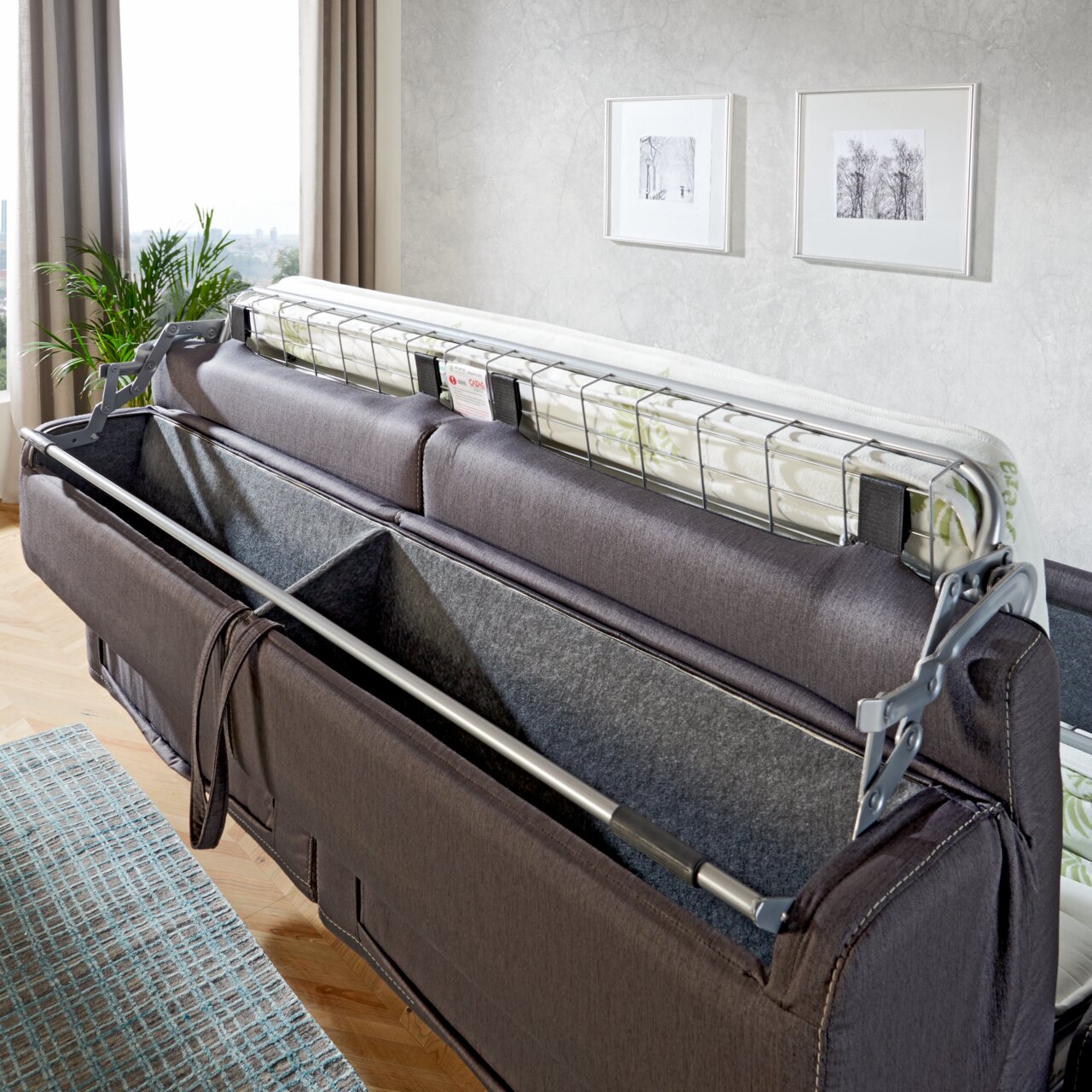 Funktionssofa mit geöffneter Stauraumfunktion, seitliche Perspektive