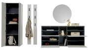 Garderoben- und Schuhschrank-Set in Grau mit offenstehenden Türen und Klappen, inklusive zwei Wandpaneelen mit Haken; Frontansicht auf weißem Hintergrund.