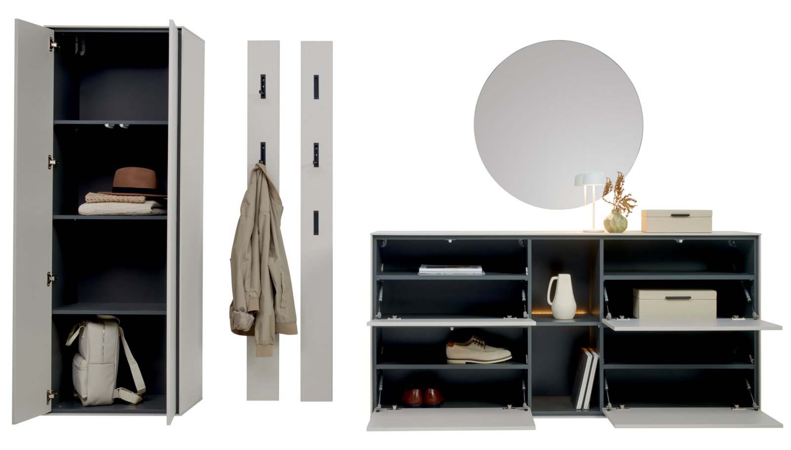 Garderoben- und Schuhschrank-Set in Grau mit offenstehenden Türen und Klappen, inklusive zwei Wandpaneelen mit Haken; Frontansicht auf weißem Hintergrund.