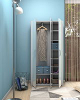 Mehrzweckschrank mit offenen Türen, zeigt Innenfächer mit Schuhen, Boxen und einem hängenden Kleidungsstück. Perspektive von vorne.