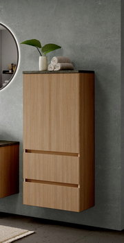 Moderner Midischrank 60 cm in Holzoptik, frontal betrachtet, mit dekorativen Handtüchern und Pflanze auf der Oberseite.