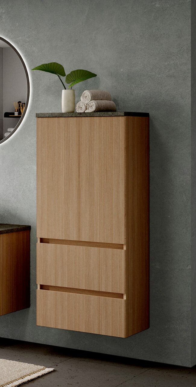 Moderner Midischrank 60 cm in Holzoptik, frontal betrachtet, mit dekorativen Handtüchern und Pflanze auf der Oberseite.