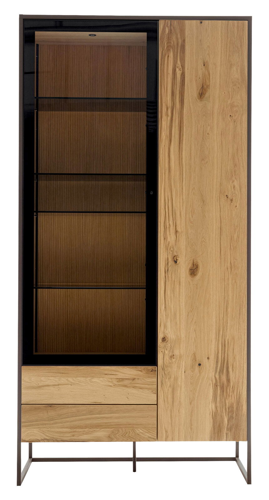 Venjakob Vitrine TAGENA Frontale Ansicht einer modernen Vitrine mit Holz- und Glaselementen, links mit Glastür und rechts mit Holztür, auf Metallgestell.