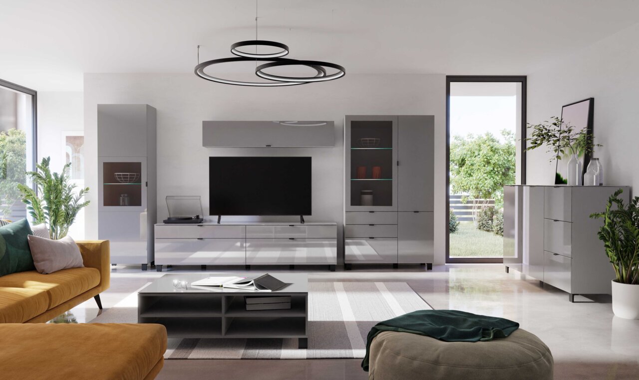 Hom´in Sideboard POOLE Modernes Wohnzimmer mit grauem TV-Lowboard, Hängeschrank und Vitrine, seitliche Perspektive.